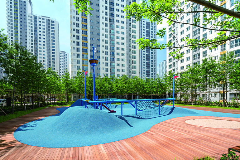 힐스테이트 운정 ‘H Blue Playground’ -파도 물결 모양을 모티브로 삼아 다양한 놀이공간이 구성되어 있다.